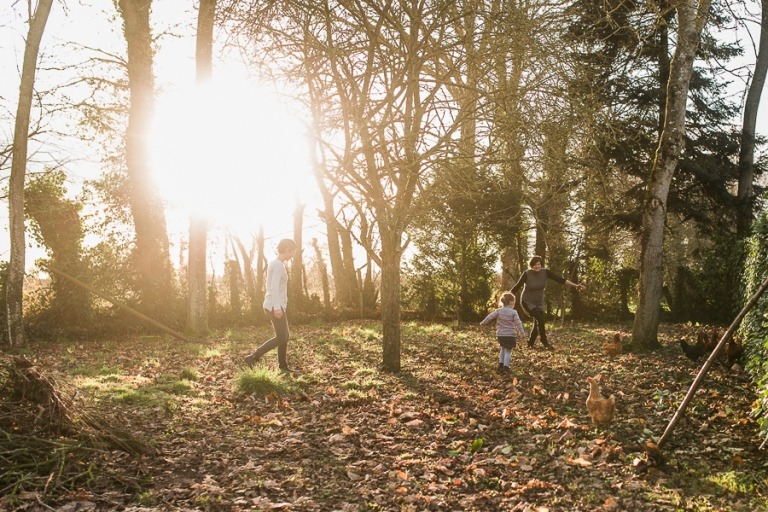 photos de famille à la campagne poulailler