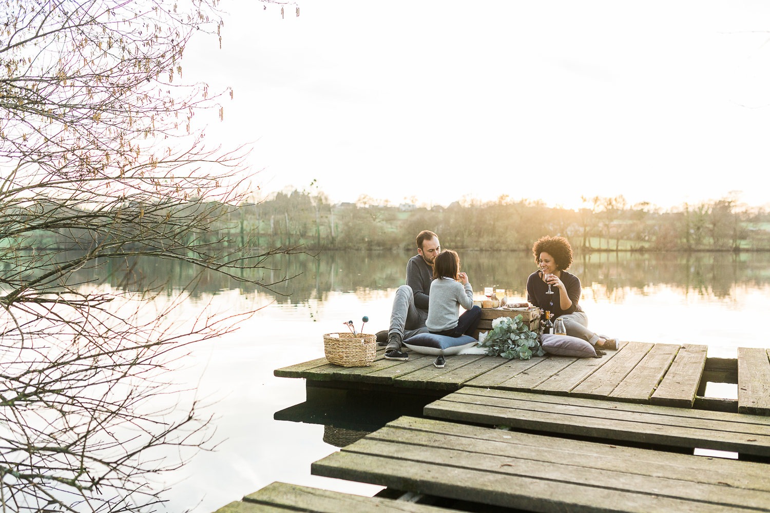 photo de famille au bord du lac de liffré mea photography photographe lifestyle a rennes et pire sur seiche