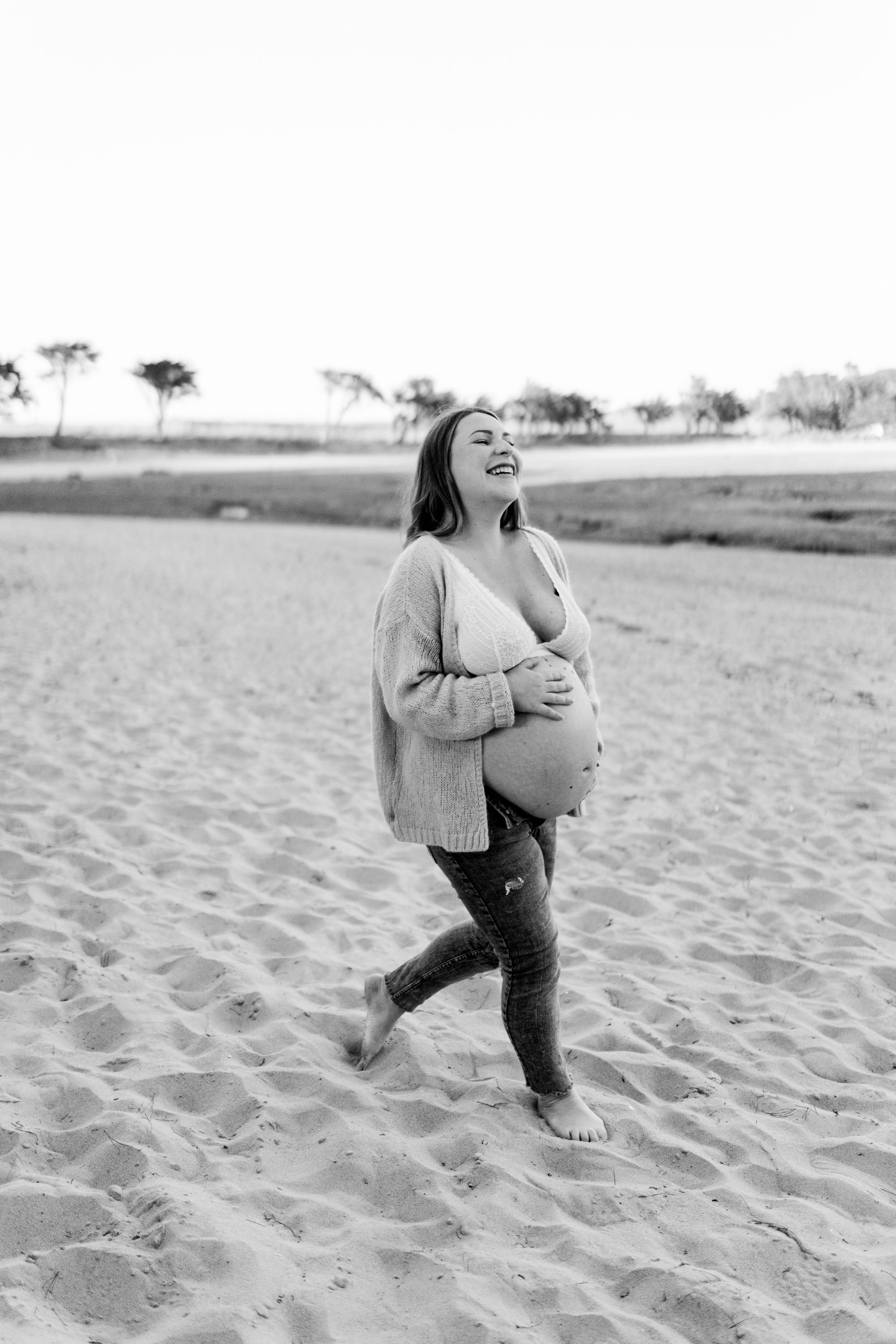 photo femme enceinte en jean et ventre apparent