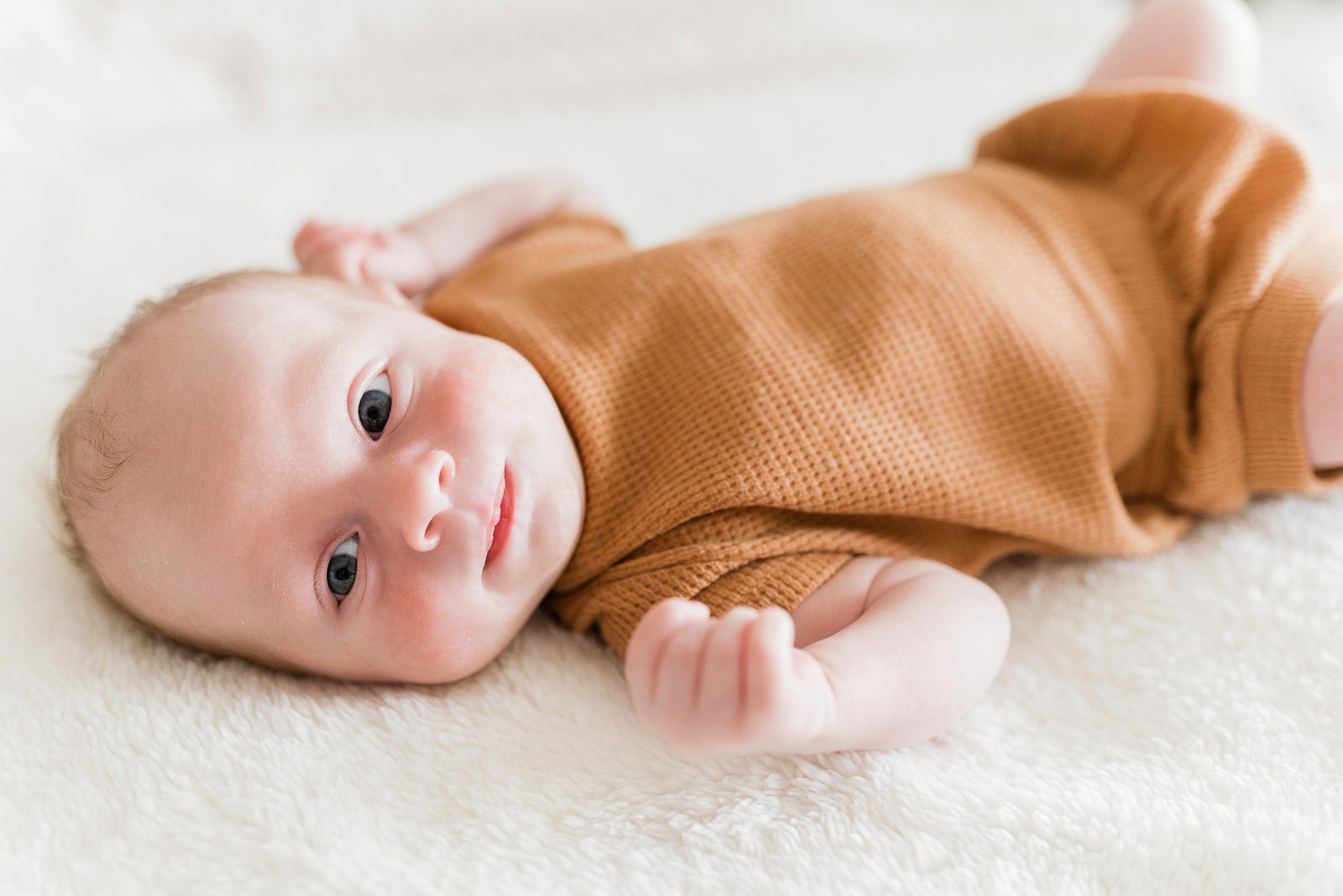 photo de bébé en tenue couleur rouille