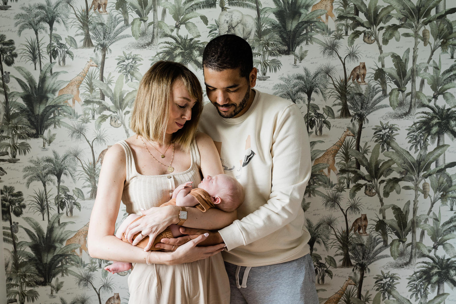 photo bébé dans sa chambre papier-peint jungle