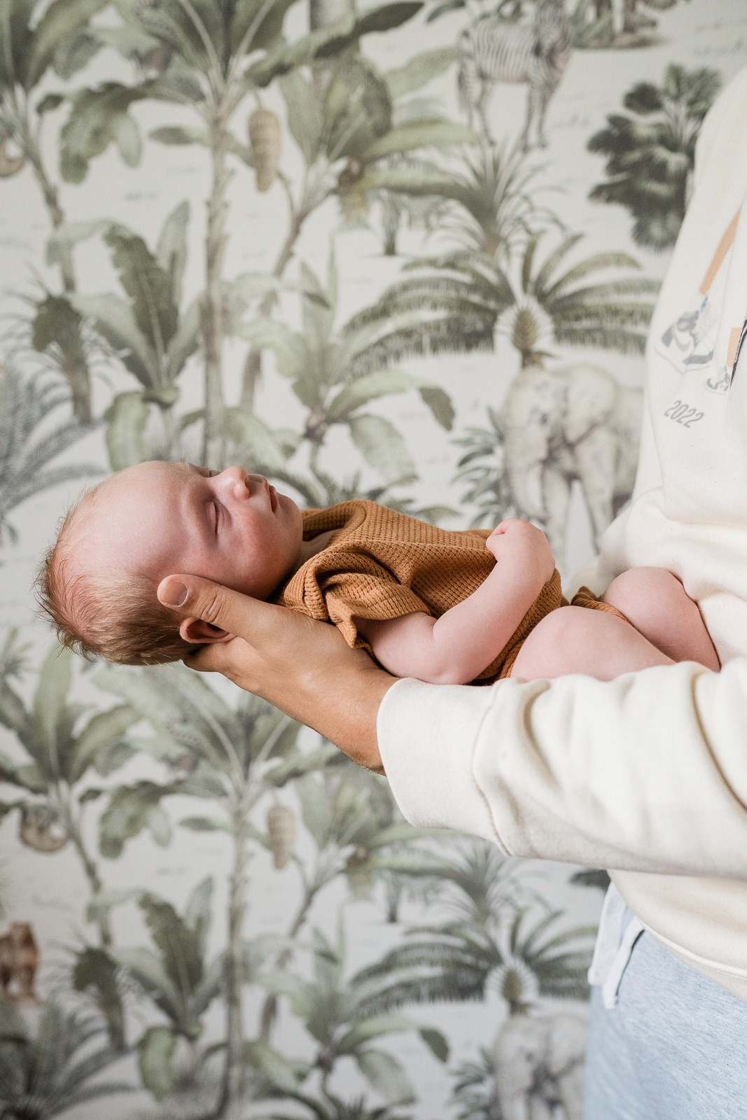 photo bébé dans sa chambre papier-peint jungle