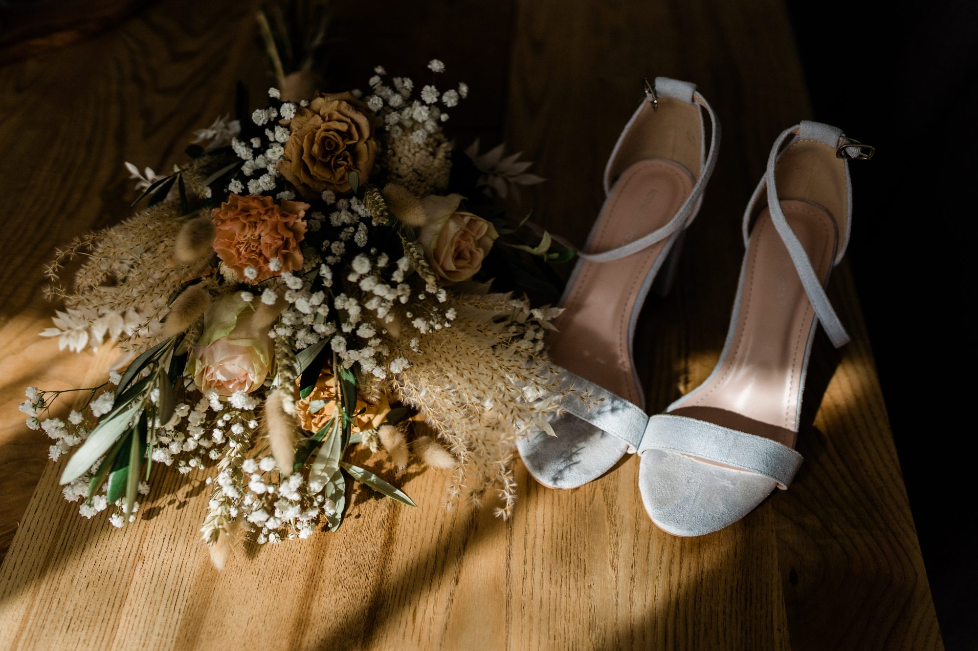 bouquet et chaussures de mariée mariage civil intimiste saint malo