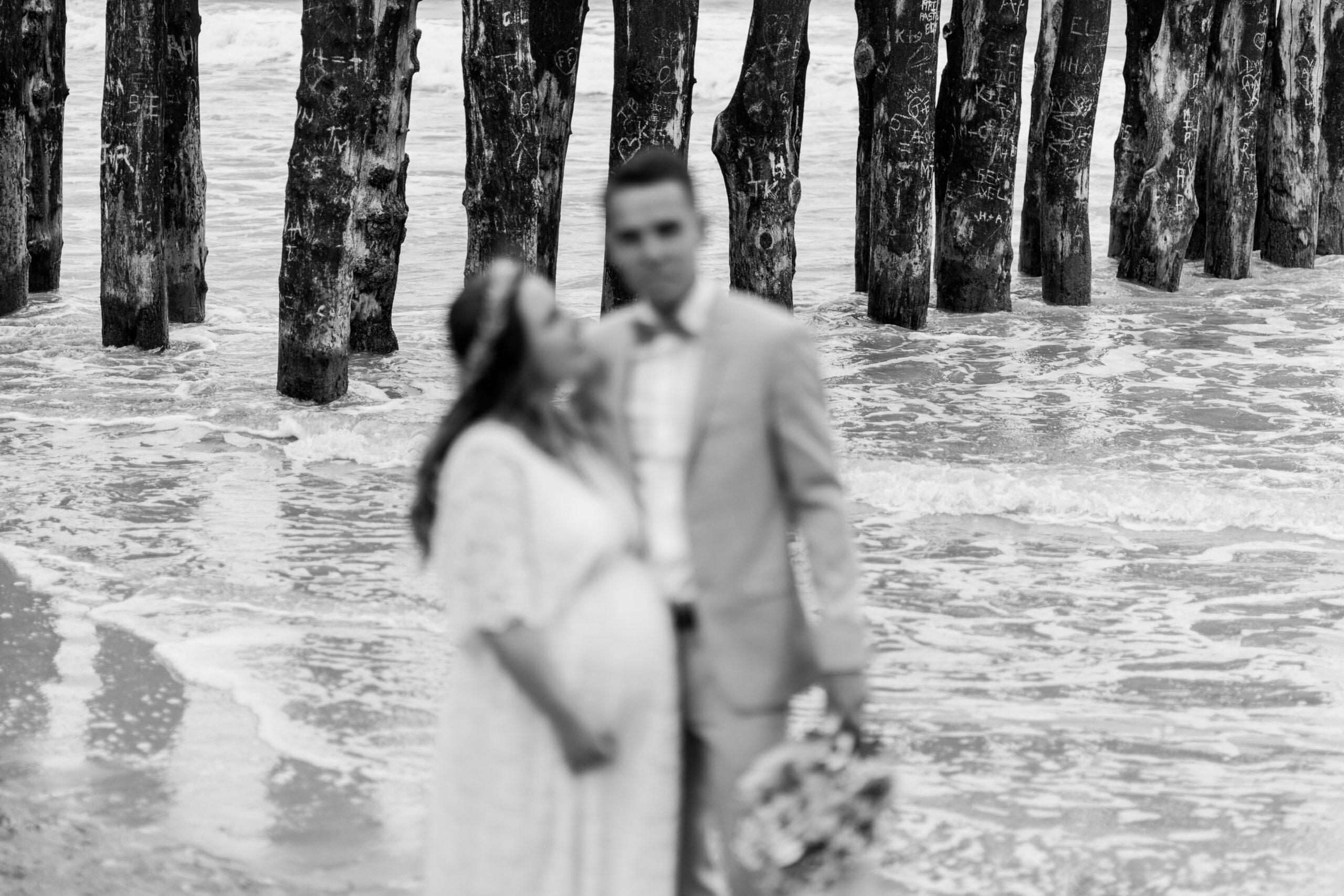 couple de mariés à saint-malo devant les brise-lames