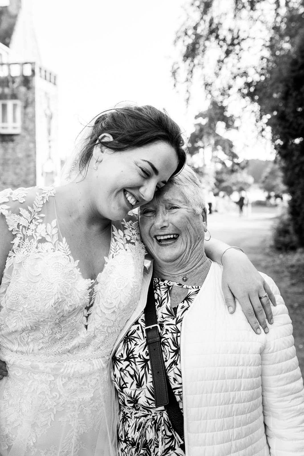 la mariée et sa mamie dans un moment plus spontané après les photos de groupe