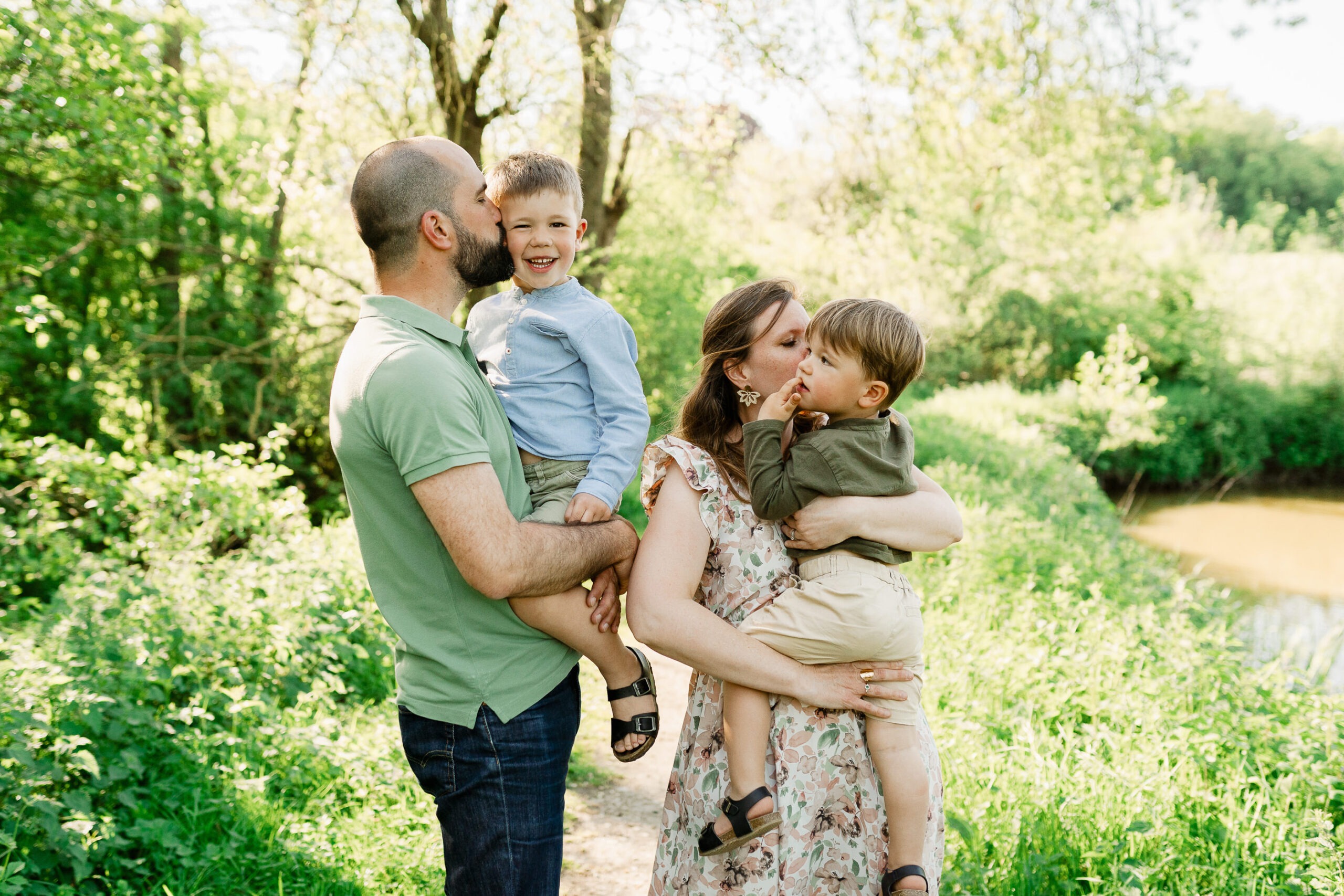 Photographe de famille à Crevin : moment de complicité entre parents et enfants lors d'une balade en nature.
