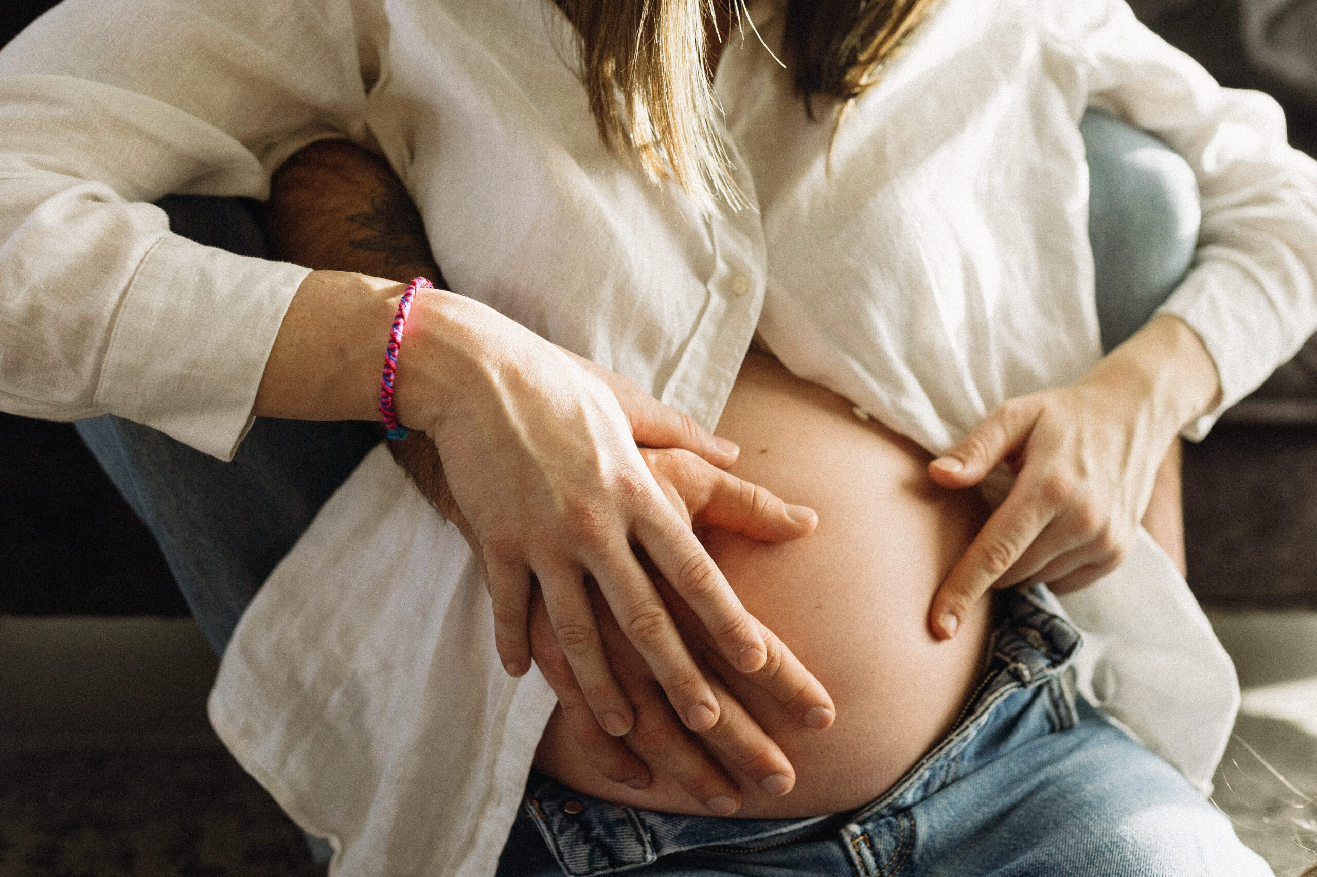 future maman montrant son joli ventre rond en tenue casual à bain-de-bretagne