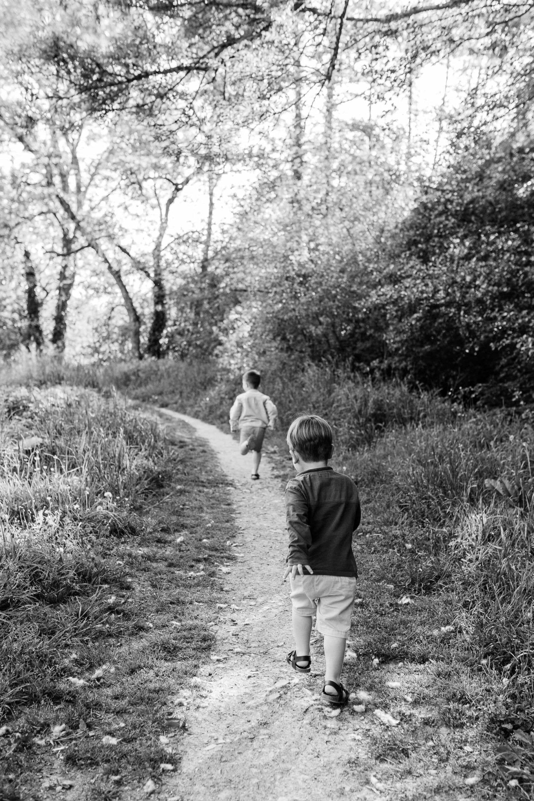 enfants joyeux qui courent dans un parc