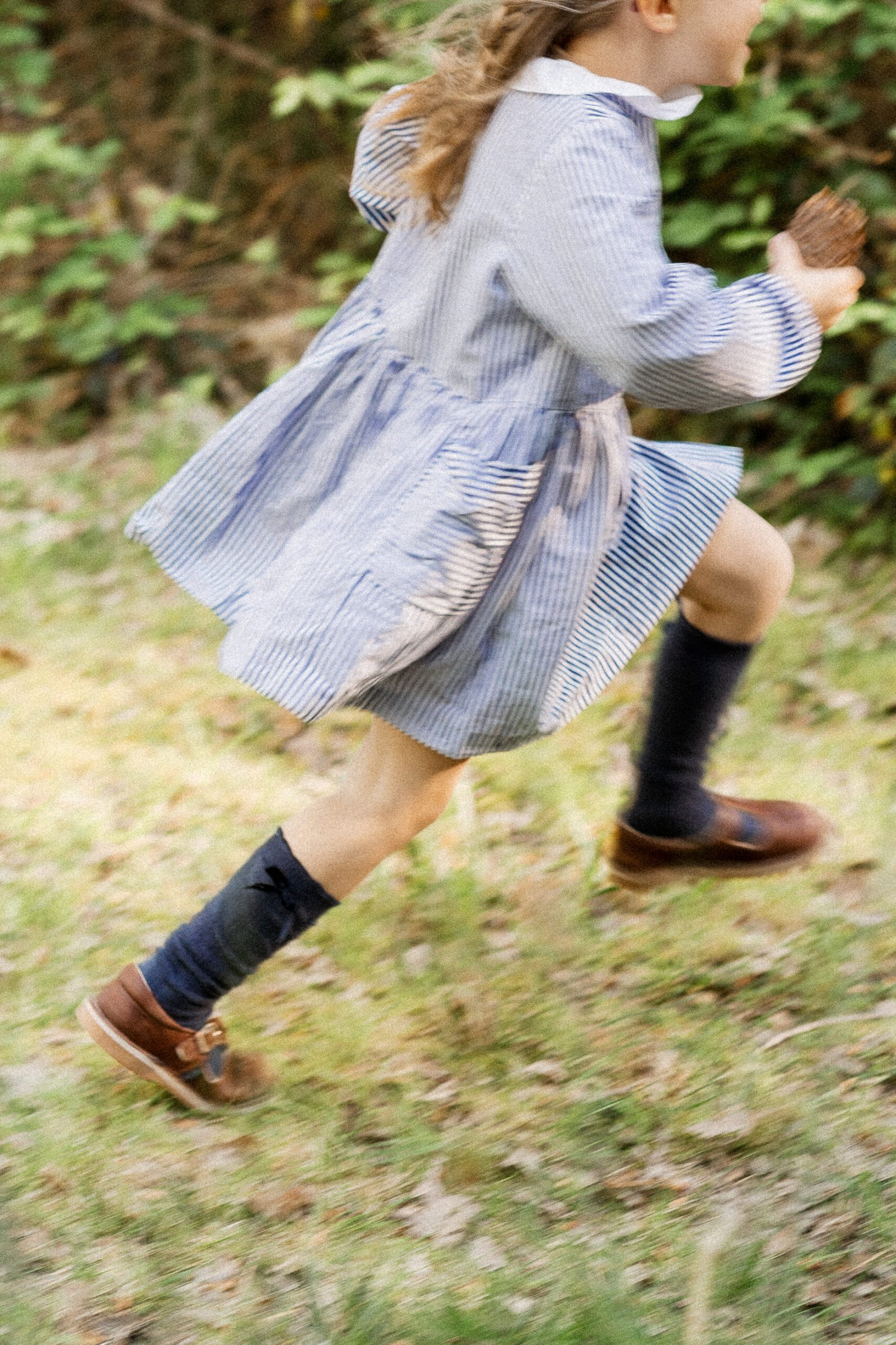 petite fille qui court en tenue vintage